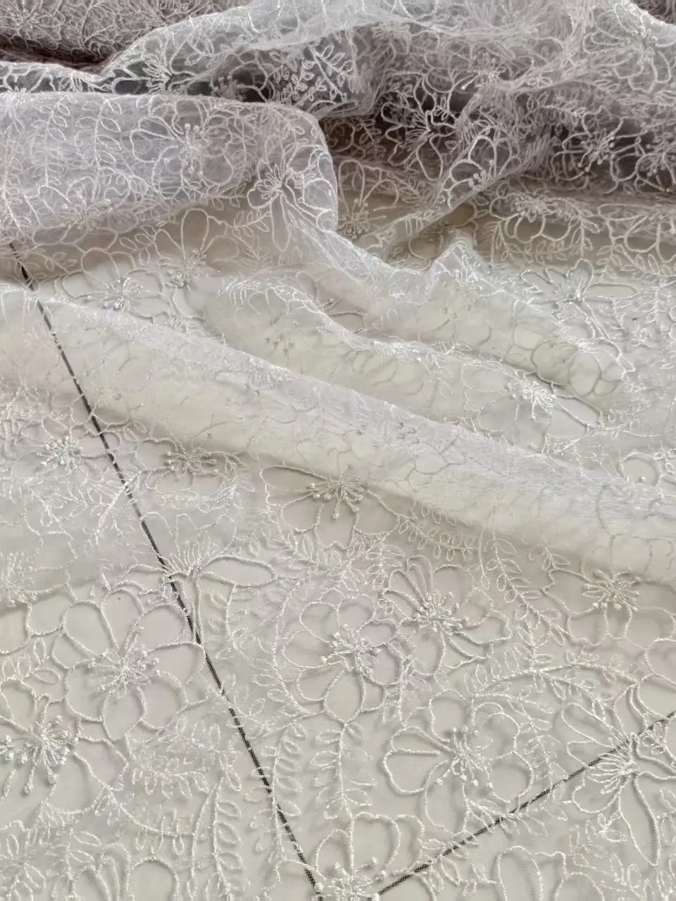 tecido-de-renda-branca-com-bordado-artesanal-para-vestidos-de-noiva-toalhas-de-mesa-e-acessorios-de-vestuario