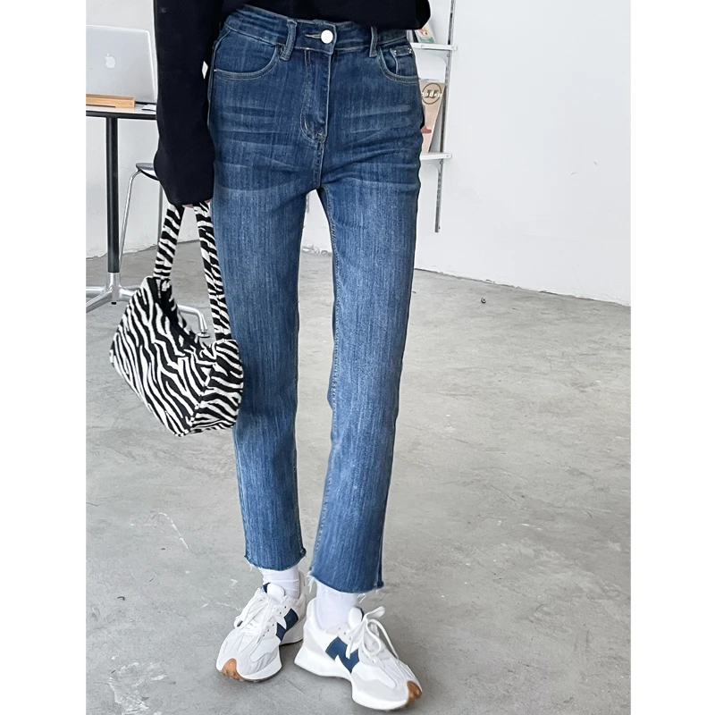 

Женские джинсы с высокой талией, прямые, с эффектом потертости, утягивающие, укороченные (9/10), из эластичного хлопкового денима, глубокий синий цвет, осенняя коллекция