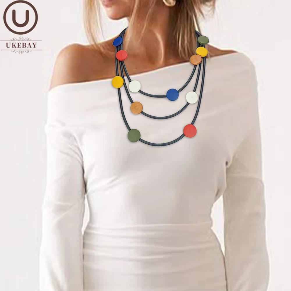 UKEBAY Mehrschichtige Statement-Anhänger-Halskette aus Gummi für Frauen, Boho-Modeschmuck, einzigartige Halskette für Party, Festival und Alltag. – Detail 1