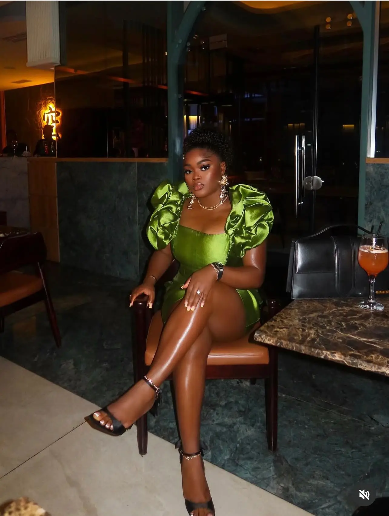 فستان حفلات للسيدات من الساتان الأخضر الربيعي فساتين قصيرة مثيرة بأشرطة فساتين سهرة للنساء الأفريقيات بأكمام مكشكشة فساتين ضيقة