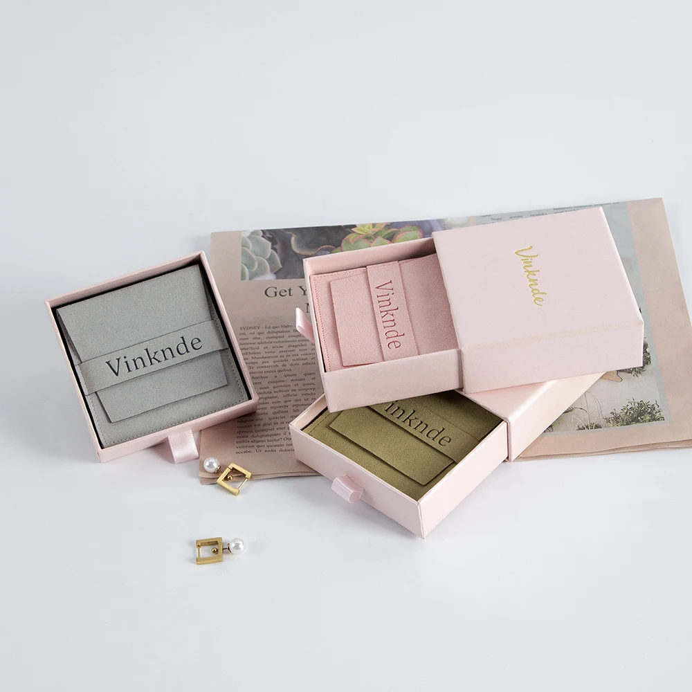 Logo personalizzato 50 pezzi Custodia per imballaggio di gioielli Scatola per cassetti in cartone Orecchini di moda Anelli Scatole per imballaggio con borsa da sposa in pelle scamosciata