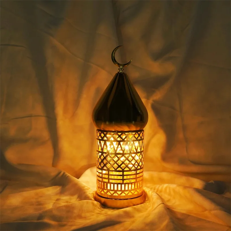 Lampada a vento in metallo dorato Lanterna Luce notturna a LED cava Decorazione domestica per ornamenti per feste Ramadan Kareem EID Mubarak del Medio Oriente