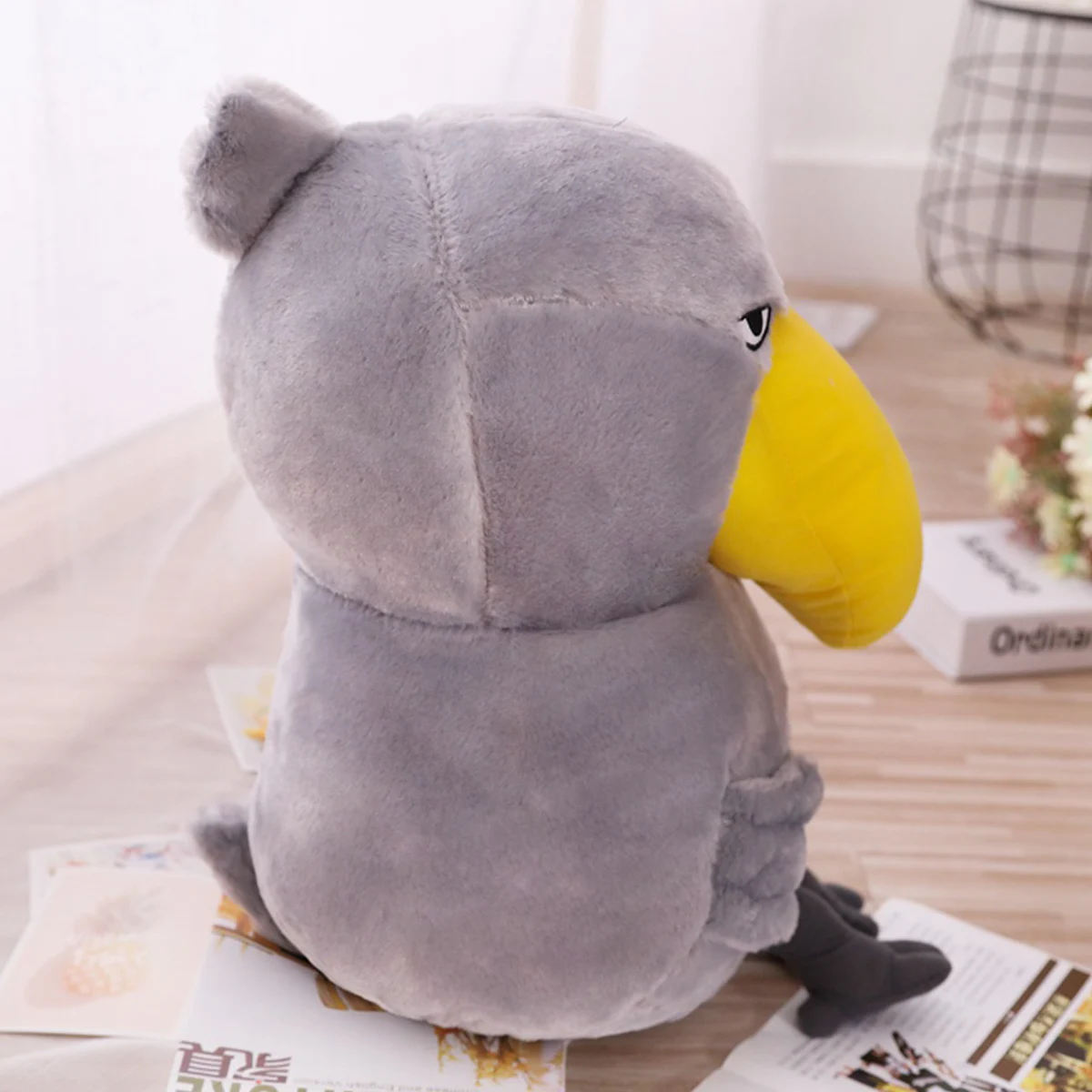 Pluszowa zabawka w kształcie uroczej, wielkoogoniastej ptaki, zwanej ptakiem Buddy, i strusia z głową wieloryba, urocza, nietypowa i kreatywna poduszka-zięba w kształcie ptaka.
