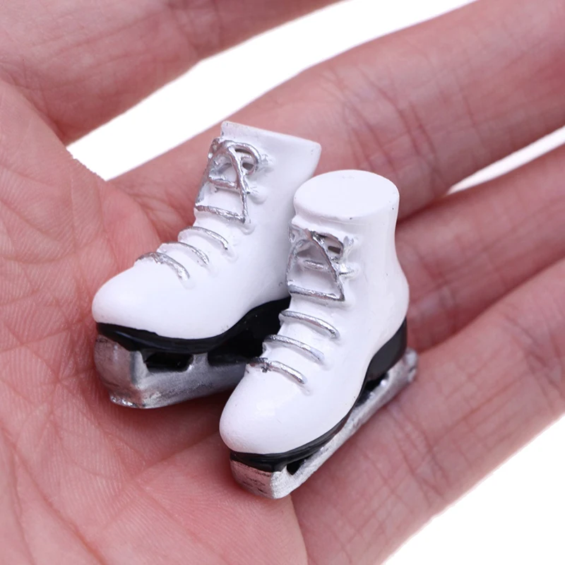 Mini zapatos de patinaje de simulación para casa de muñecas para niños, modelo de utilería para niños, patines de ruedas, regalo decorativo, accesorios para muñecas de juguete para niños, 1 par