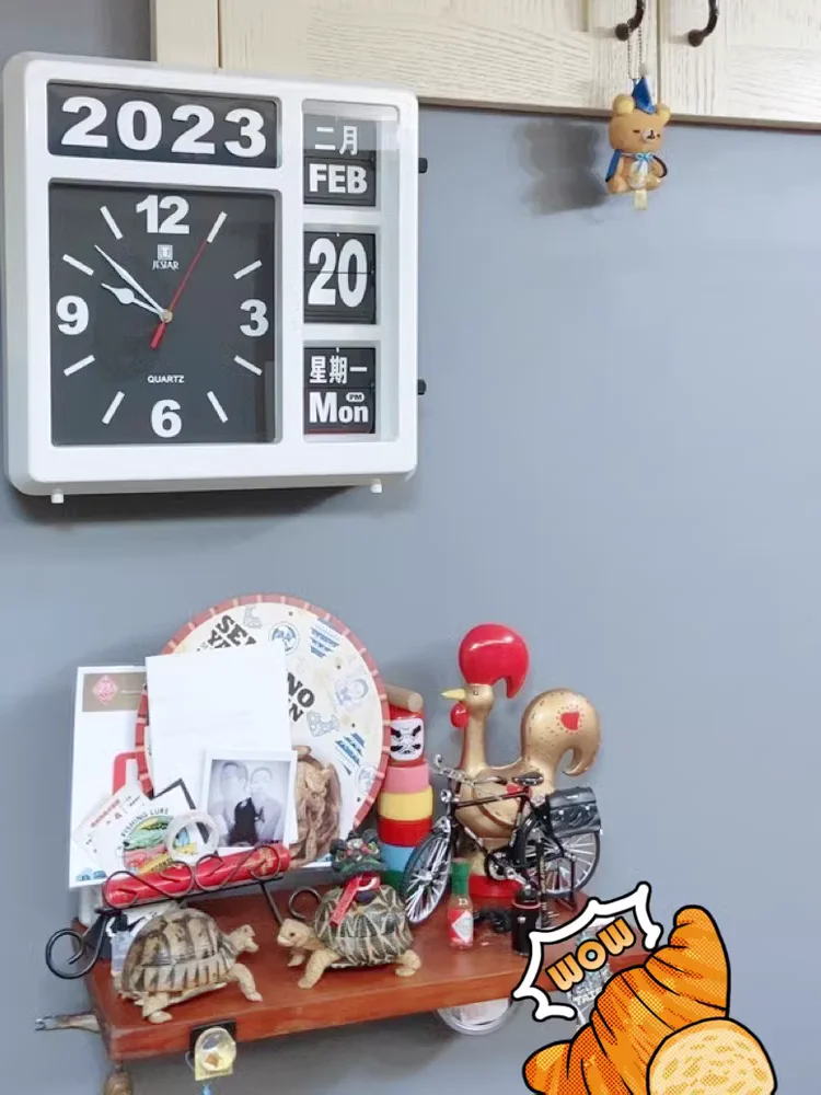 Automatic page-turning clock, jumping calendar clock, creative living room clock, simple retro silent clock, mechanical wall