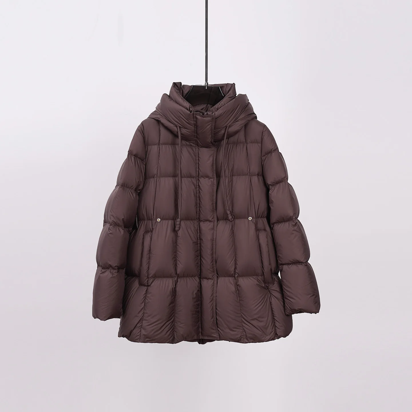 Moda autunno/inverno: piumino d'oca di media lunghezza aderente in vita con cappuccio leggero e non volto al 95% in piuma d'oca bianca per le donne