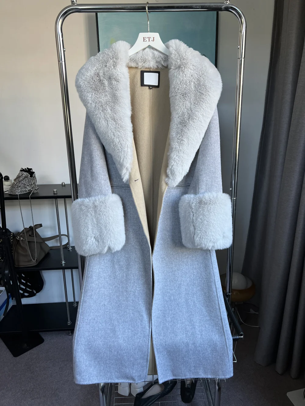 Large fur collar Wool blended woolen coat for ladies ETJ 2023 Fashion faux fur cuffs decorated long handmade belt coat for women