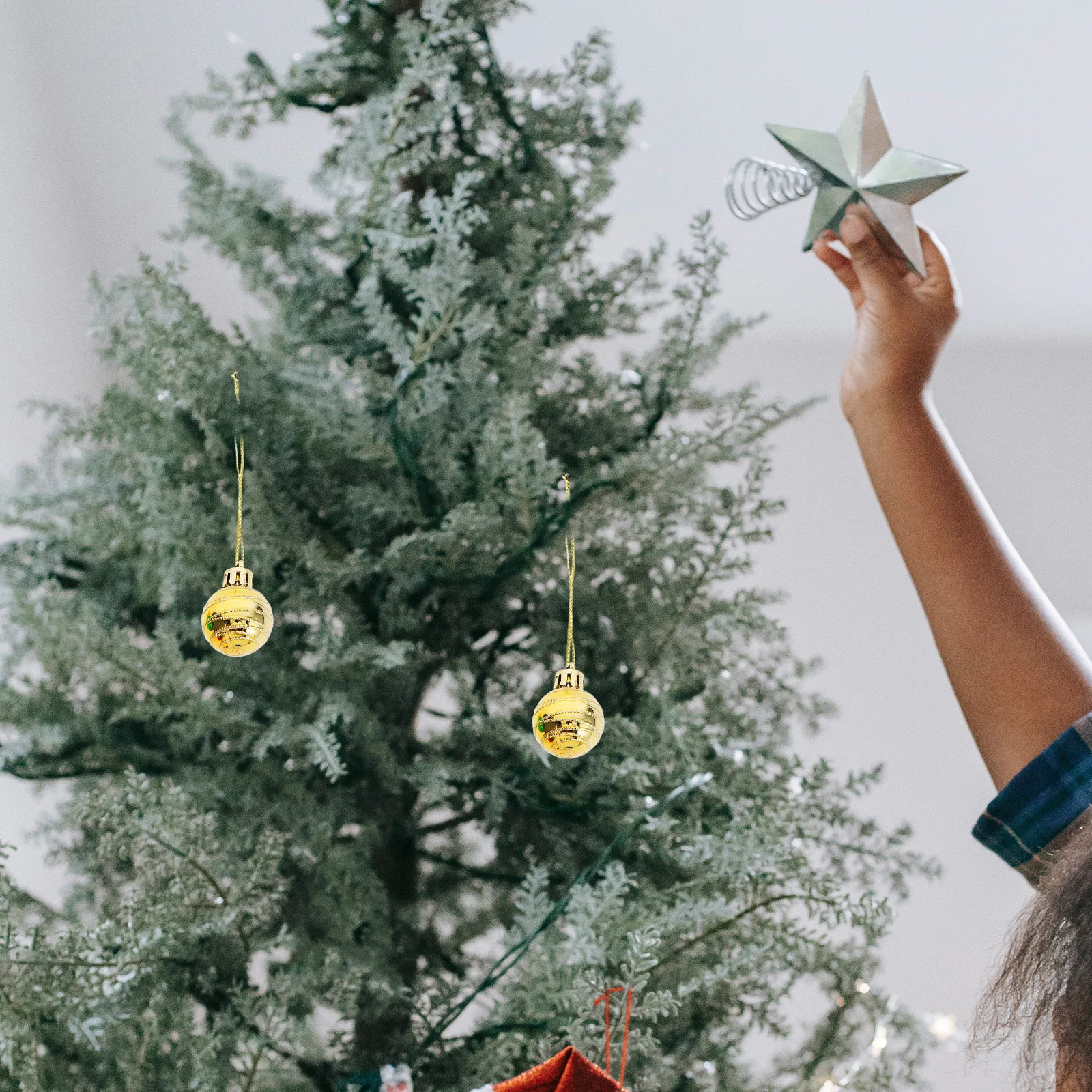 

12Pcs Chrome Ball Ornaments Christmas Tree Decorative Balls Hanging Party Decor for Indoor Holiday Celebrations