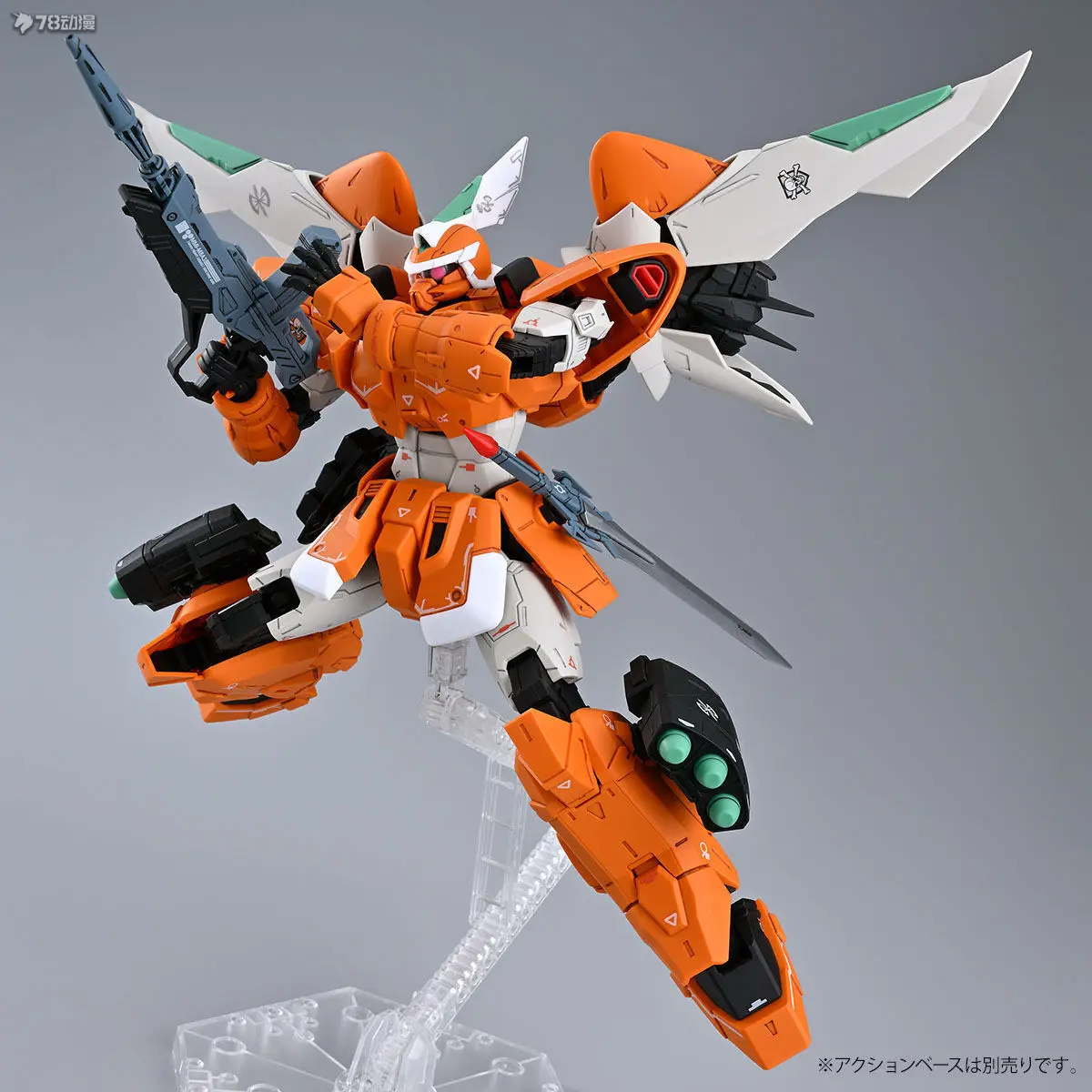 BANDAI Original MG serie ZGMF-1017 MOBILE GINN 1/100 figura de Anime modelo de ensamblaje juguetes regalos para niños adornos coleccionables