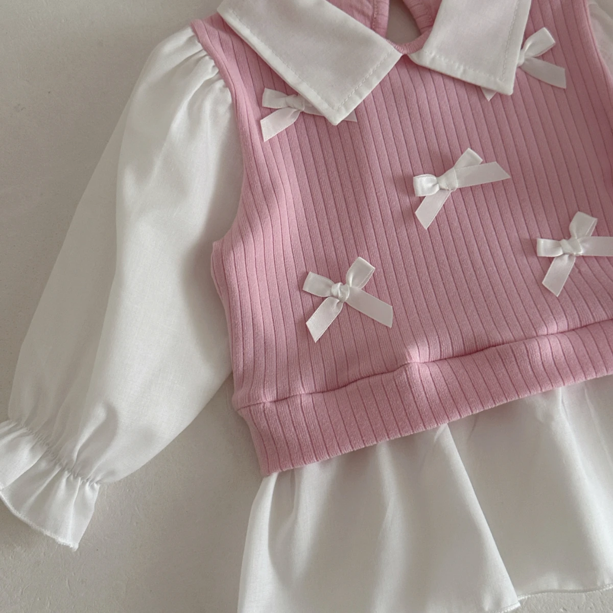Frühlings- und Herbst-Outfit für Babymädchen: Rosa Schleifen-Set mit Schein-Zweiteiler-Kragen, Langarm-Bluse und gerippter Schlaghose, 2-teiliges Set – Detail 3
