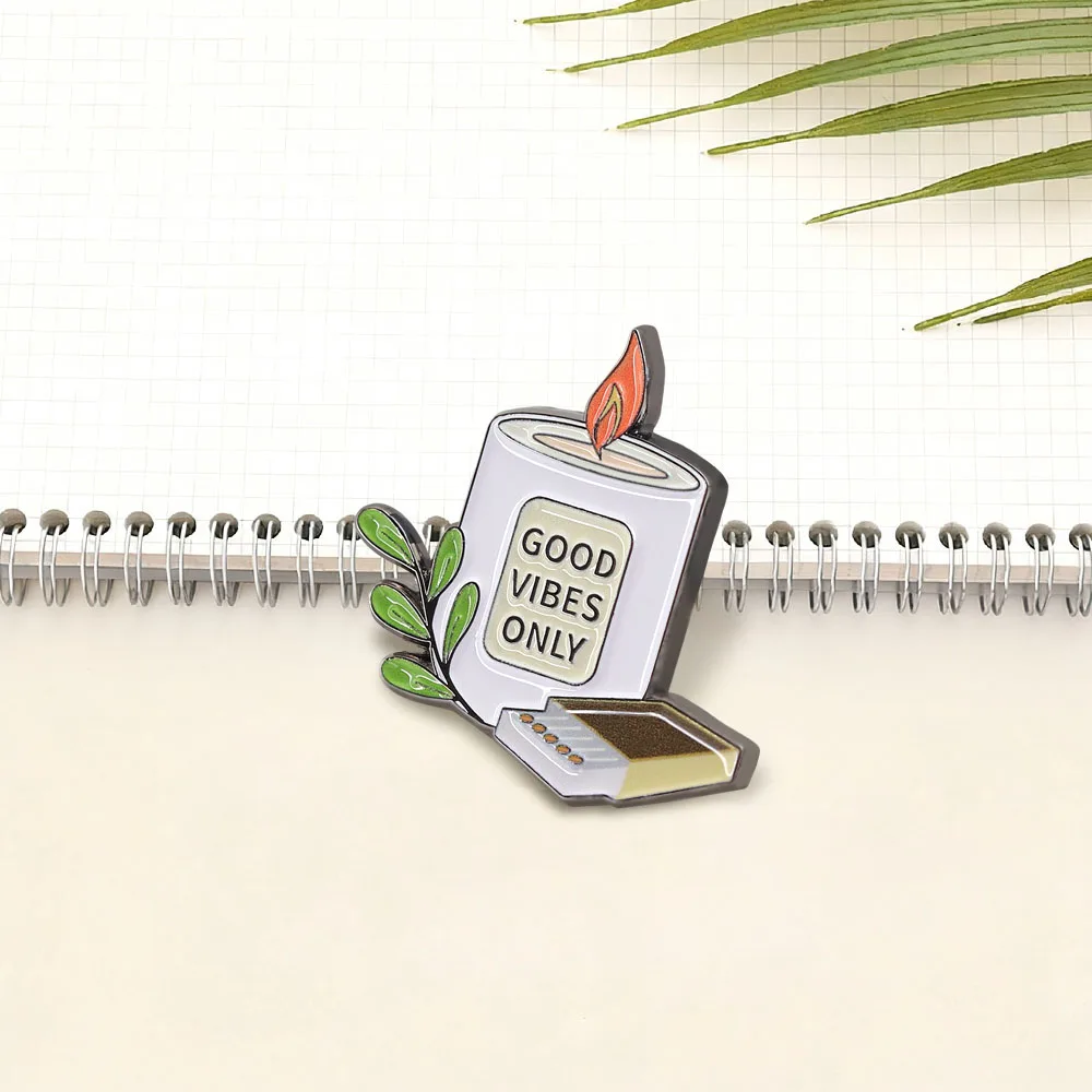 Good Vibes Only Kerzen- und Zündholz-Emaille-Brosche Positives Zitat Niedliche Anstecknadel Tägliches Mode-Accessoire Geschenk für Liebhaber des Vibe-Centric-Stils – Detail 7