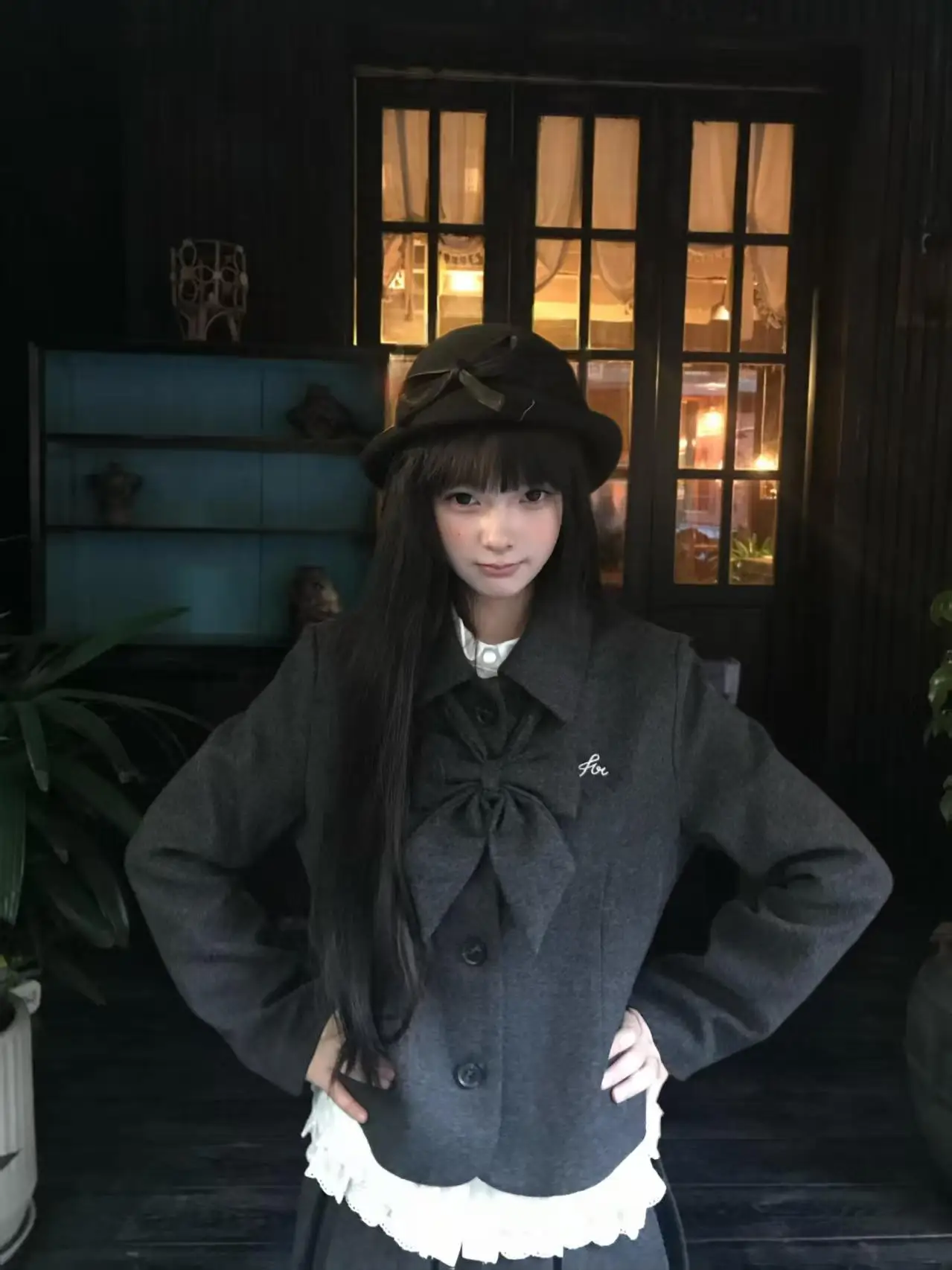 

Комплект из кружевной блузки и шерстяного пальто в университетском стиле: модный осенне-зимний наряд для женщин, повседневная одежда