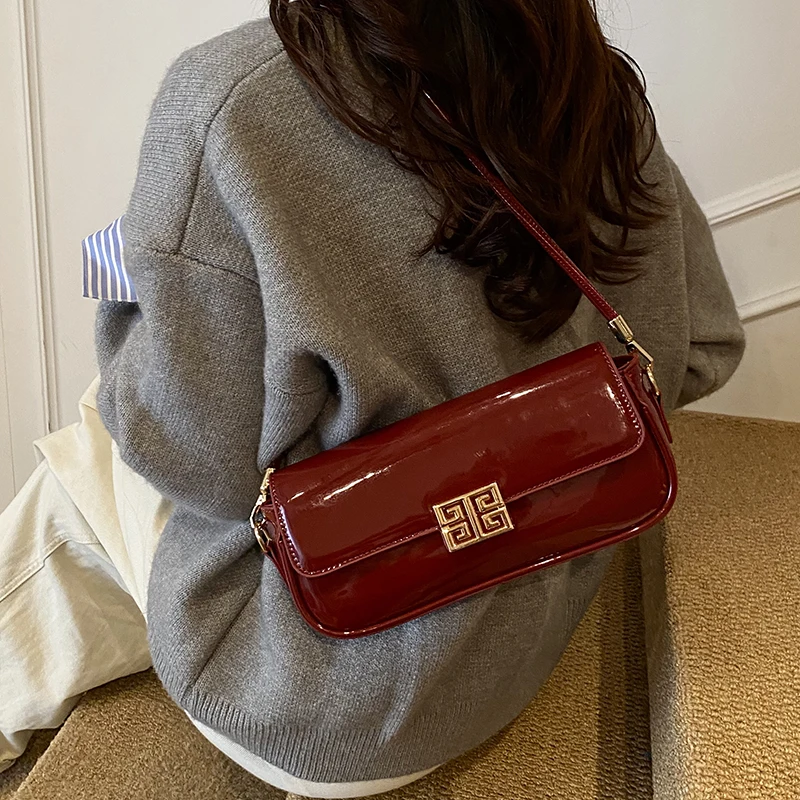 

Жидкий силуэт через плечо с изогнутыми контурами и невагостой цепочкой для прыжков в кафе, эпитомизации, органического модернизма