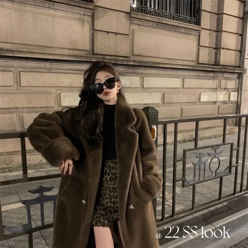 Fur Fur Integrated Outwear Women's 2024 Winter New Mid Length Thick Warm Fur Coats With Double Breasted Coat Imitating Mink Fur