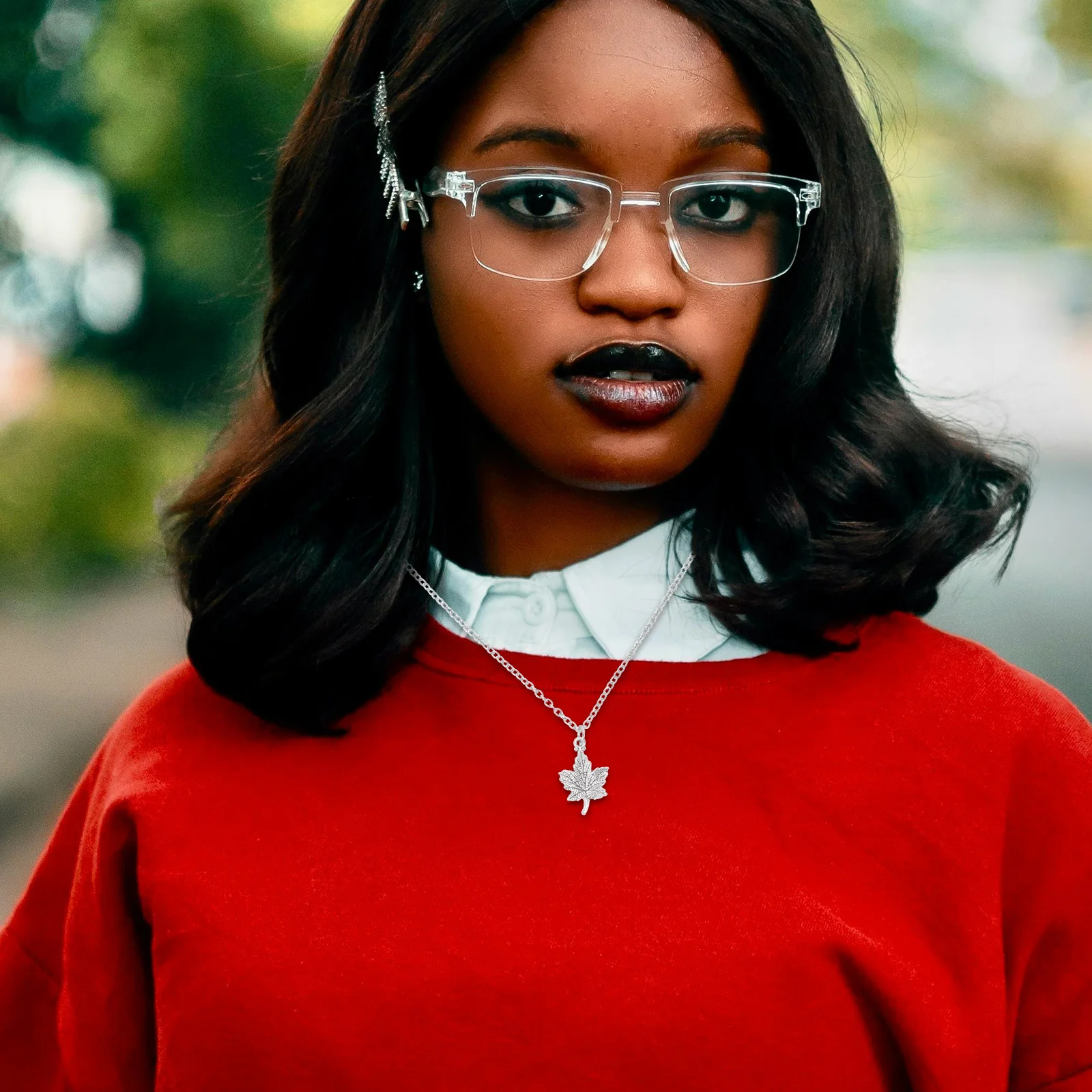 

Fall Maple Leaf Pendant Necklace for Women Elegant Harvest Autumn Jewelry Clavicle Chain Thanksgiving Halloween Gift