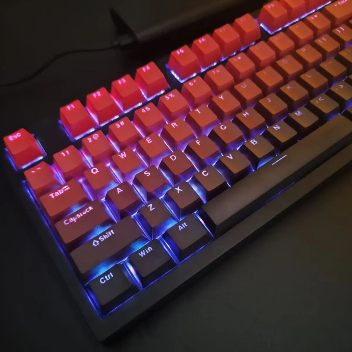 130 مفتاحًا متدرجًا أحمر RGB بإضاءة خلفية لامعة من خلال أغطية المفاتيح OEM Profile Double Shot PBT أغطية مفاتيح للوحة مفاتيح الألعاب MX