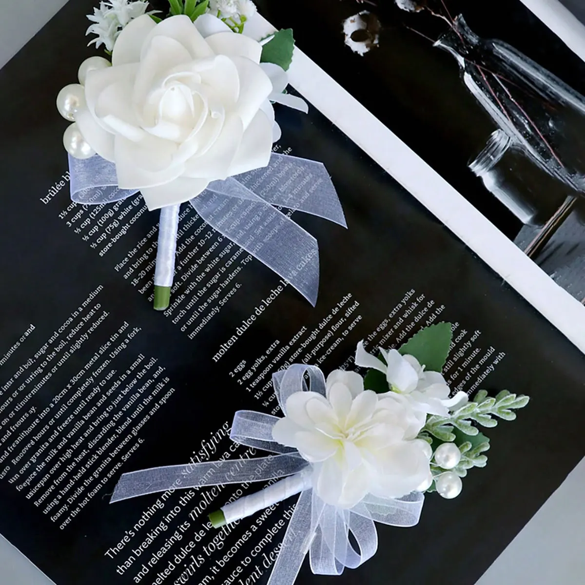 Weiße Rosen-Ansteckblume für den Bräutigam mit Perle und grünem Blatt, künstliches Blumendesign, Ansteckblume für Trauzeugen, Hochzeitsaccessoire – Detail 9