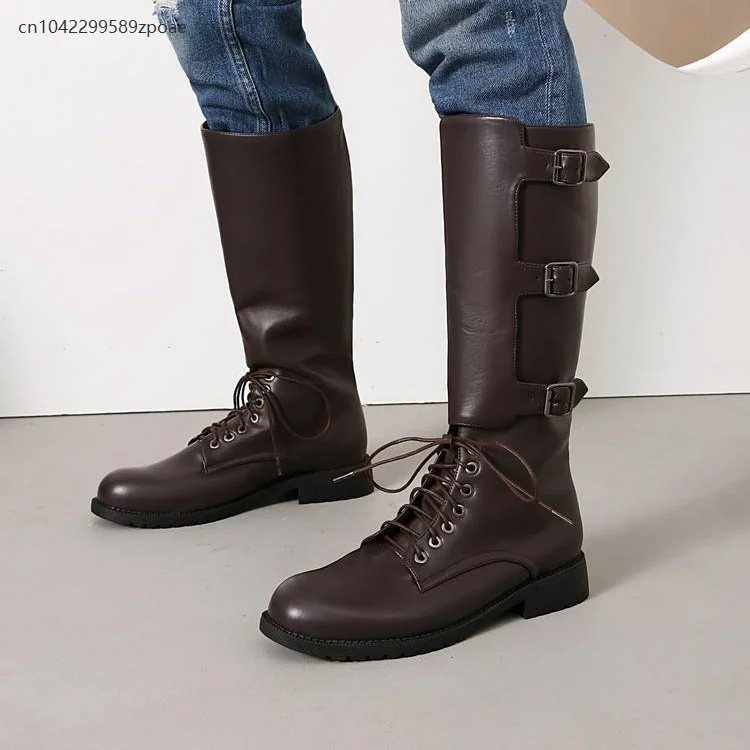 รองเท้าบูททรงสูงแบบผูกเชือก สไตล์ยุคกลางย้อนยุค สำหรับฤดูใบไม้ร่วงและฤดูหนาว หัวเข็มขัดแบบร้อยเชือก สำหรับผู้ชาย ไซส์ใหญ่ หนัง PU หัวมน สีพื้น