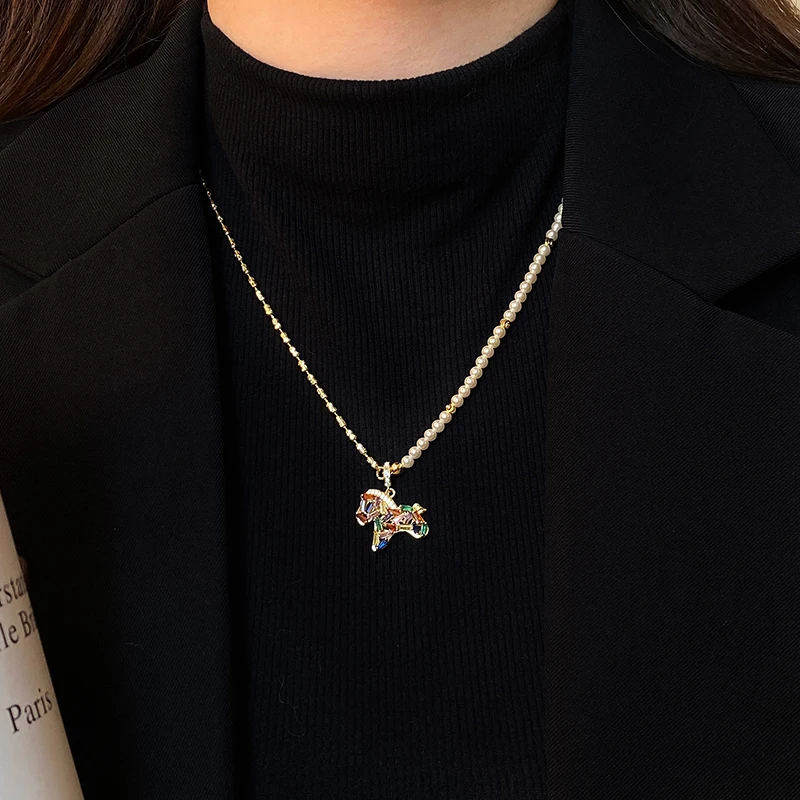 Bunte Zirkon-Pony-Anhänger-Halskette für Damen, Perlen-Metall-Spleißkette, leichter Luxus-Schmuckset, trendiges Schlüsselbein-Accessoire – Detail 13