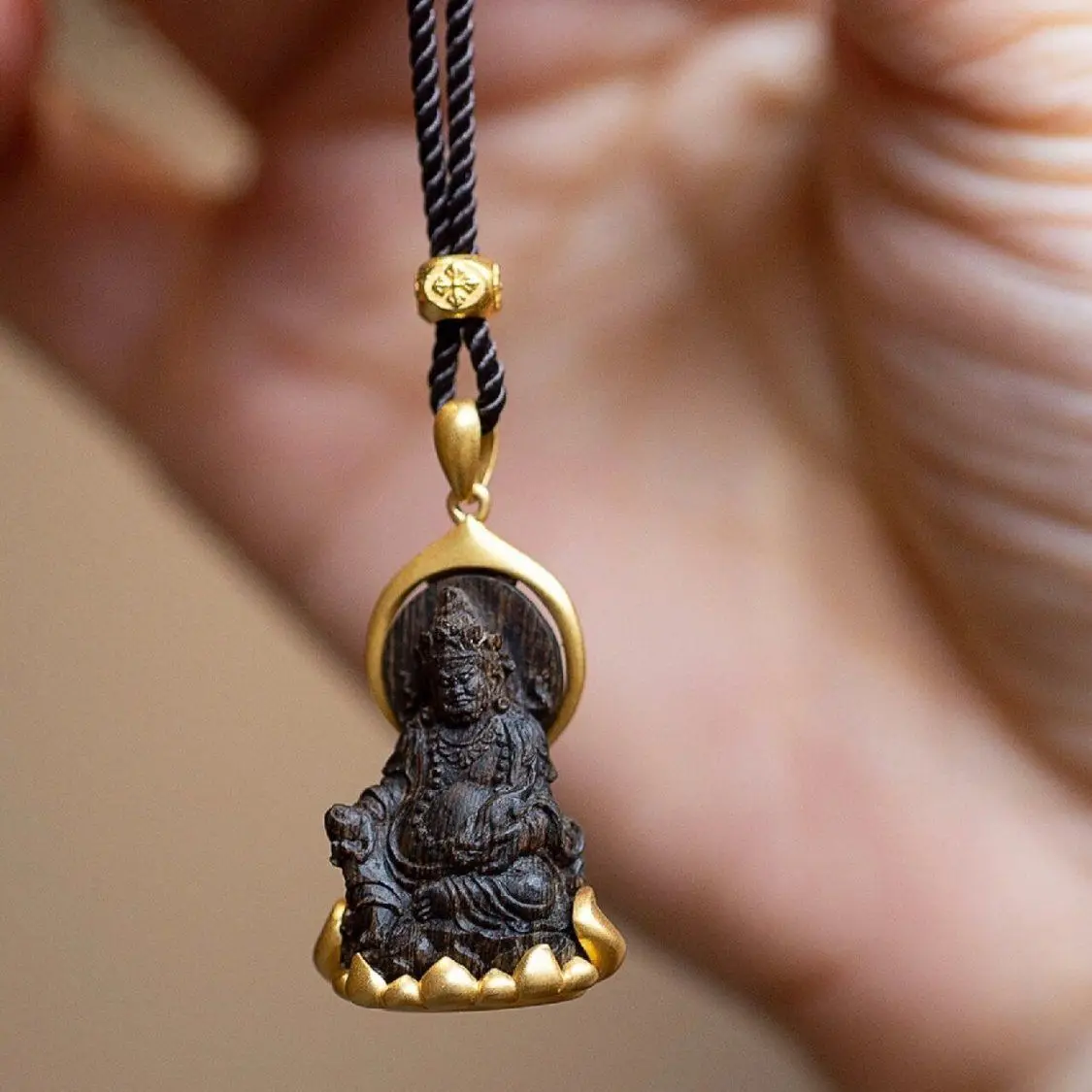 

Blessing Lotus Throne Buddha Pendant For Men Jewelry Ethnic Style Lucky Yellow Jambhala Necklace Male Choker Accessories