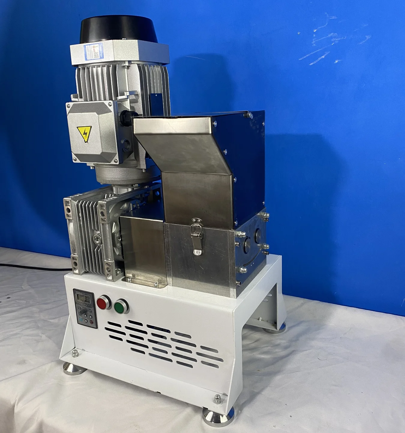 ماكينة تقطيع بلاستيك 220 فولت مناسبة للزجاجات البلاستيكية ومواد الطباعة ثلاثية الأبعاد PP PE ABS PLA PVC