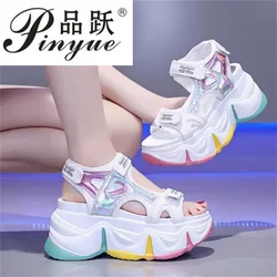 Nowe damskie letnie sandały na koturnie przezroczyste pcv kryształowy masywny platformy buty kobieta Rainbow grube dno Sandalias