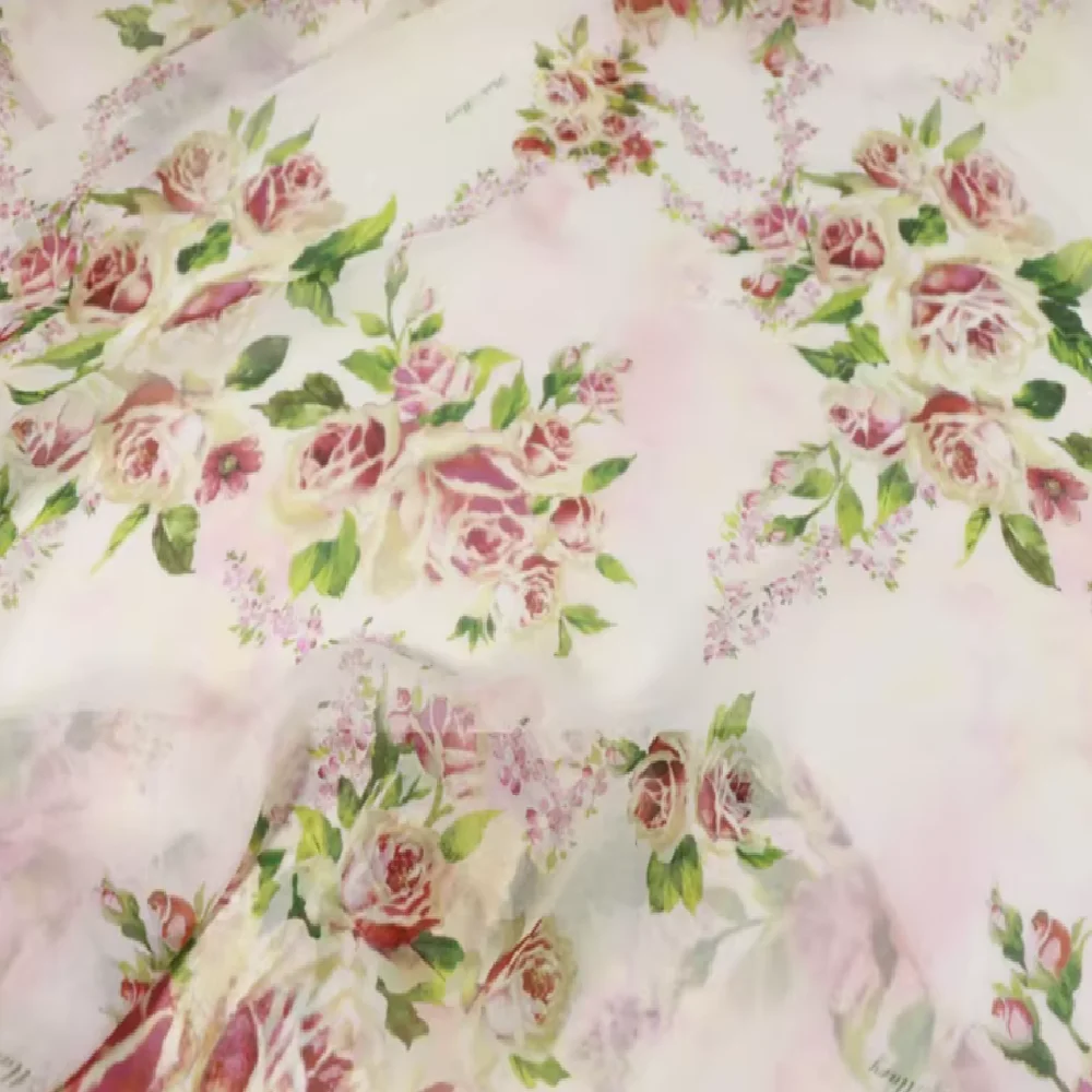 

Ткань из 100% чистого шелка-жоржета с принтом «Розы и буквы» для элегантных и изящных весенних платьев и рубашек
