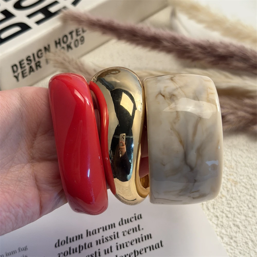 Boho Rot-Beige Acryl-Armreif für Damen, Unregelmäßiges Geometrisches Metall-Manschettenarmband, Hip-Hop Rock Handgelenk-Schmuck – Detail 3