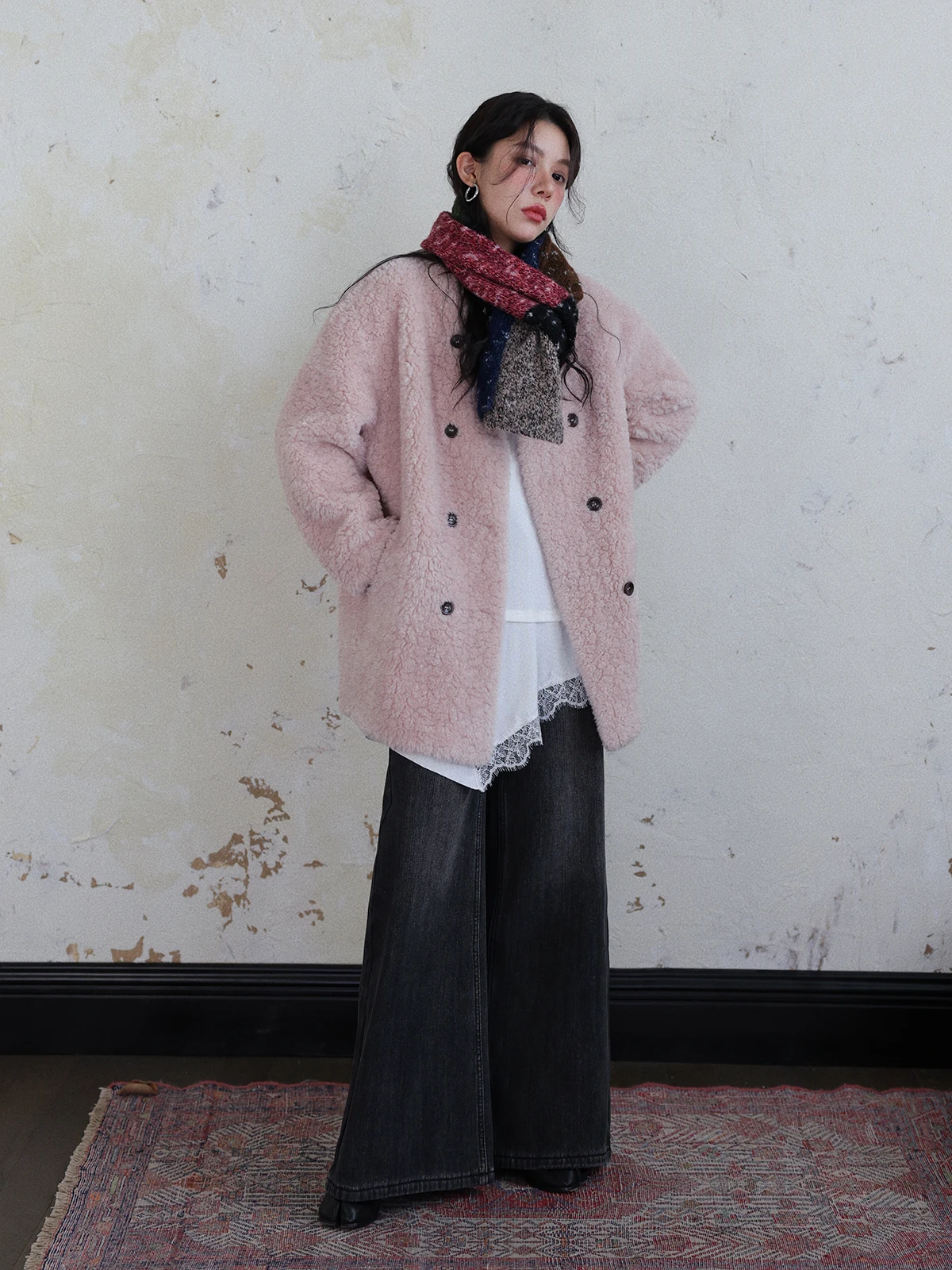 เสื้อโค้ทหนังและขนสัตว์เทียมแบบเรียบง่ายทรงหลวมสำหรับผู้หญิง ฤดูหนาว ดีไซน์กระดุมสองแถว ให้ความอบอุ่น  ผ้าหนังเทียมลายหนังแกะ