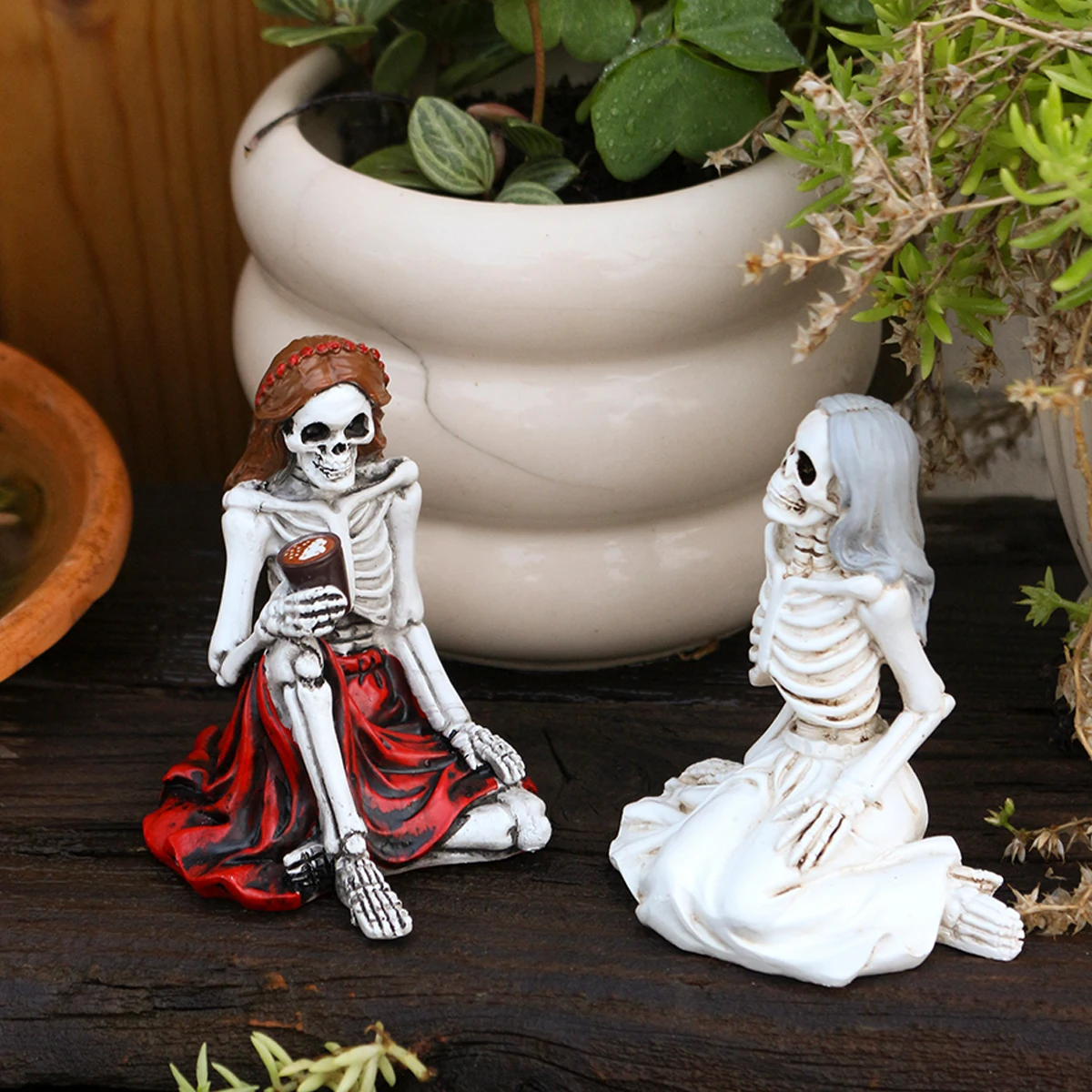 Red and White Long-Dressed Sitting Skeleton Sisters Figurine, Creative Resin Skeleton Micro-Landscape Decoration, Two-Person Best Friend Skeleton Drinking Tea Statue, Halloween Dark Style Desktop and Window Decoration