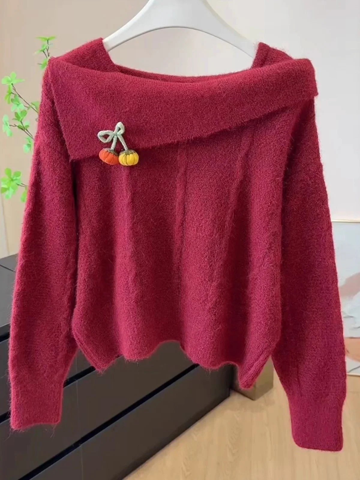 

Красный свитер на одно плечо, украшенный тыквой, женский модный осенне-зимний вязаный топ, теплый, уютный, повседневный