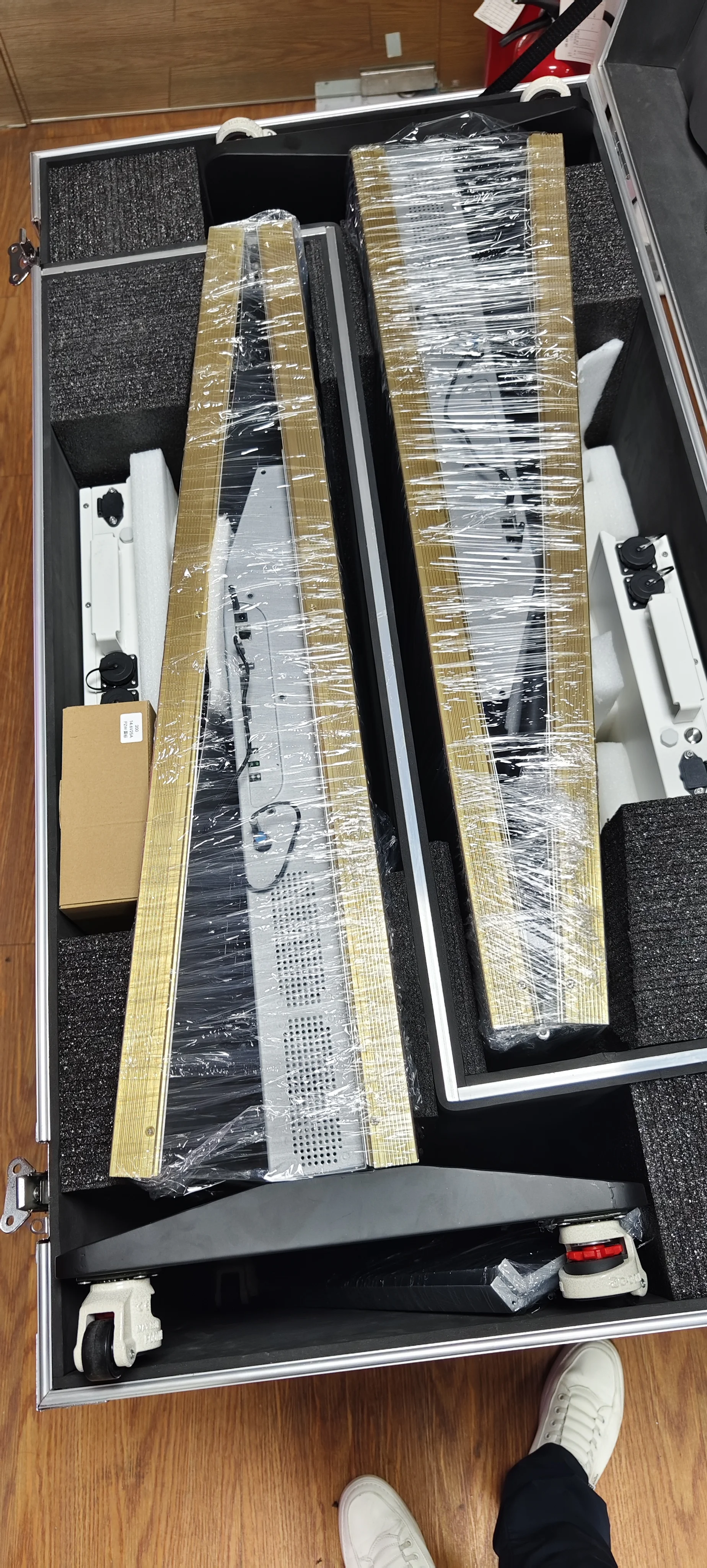 Folding Led Digital Poster P2.5 Advertising Screen Ultra Clear Movable Led Wall Panel Screen 4G Wifi Mobile Led Display Screen