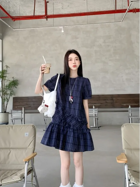 痩身ブルーチェック柄半袖ドレス女性の夏の新しい大きいサイズウエスト締め学校スタイルショートスカート韓国語バージョンバブルスリーブポリエステル繊維