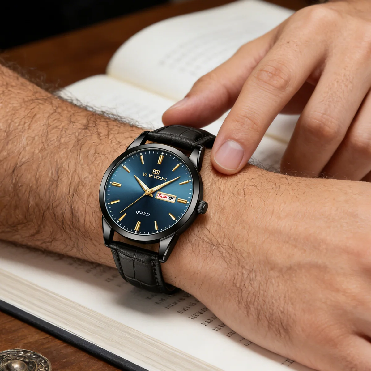 Leather Men Watch Fashion Business 39mm Gold Circle Quartz Movement Week Clock Suitable Work Commuting Leisure Sports Man Watch