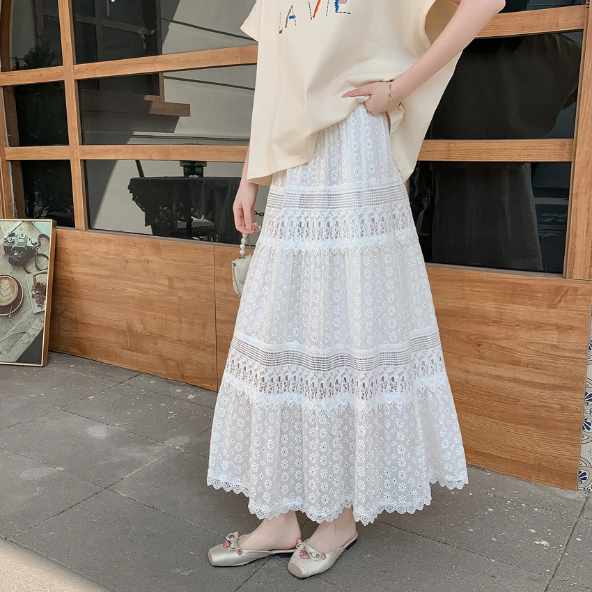 

Белая женская юбка миди А-силуэта с объемной вышивкой, кружевом и ажурным подолом, на эластичной талии, расклешенная, длинная, с широким подолом
