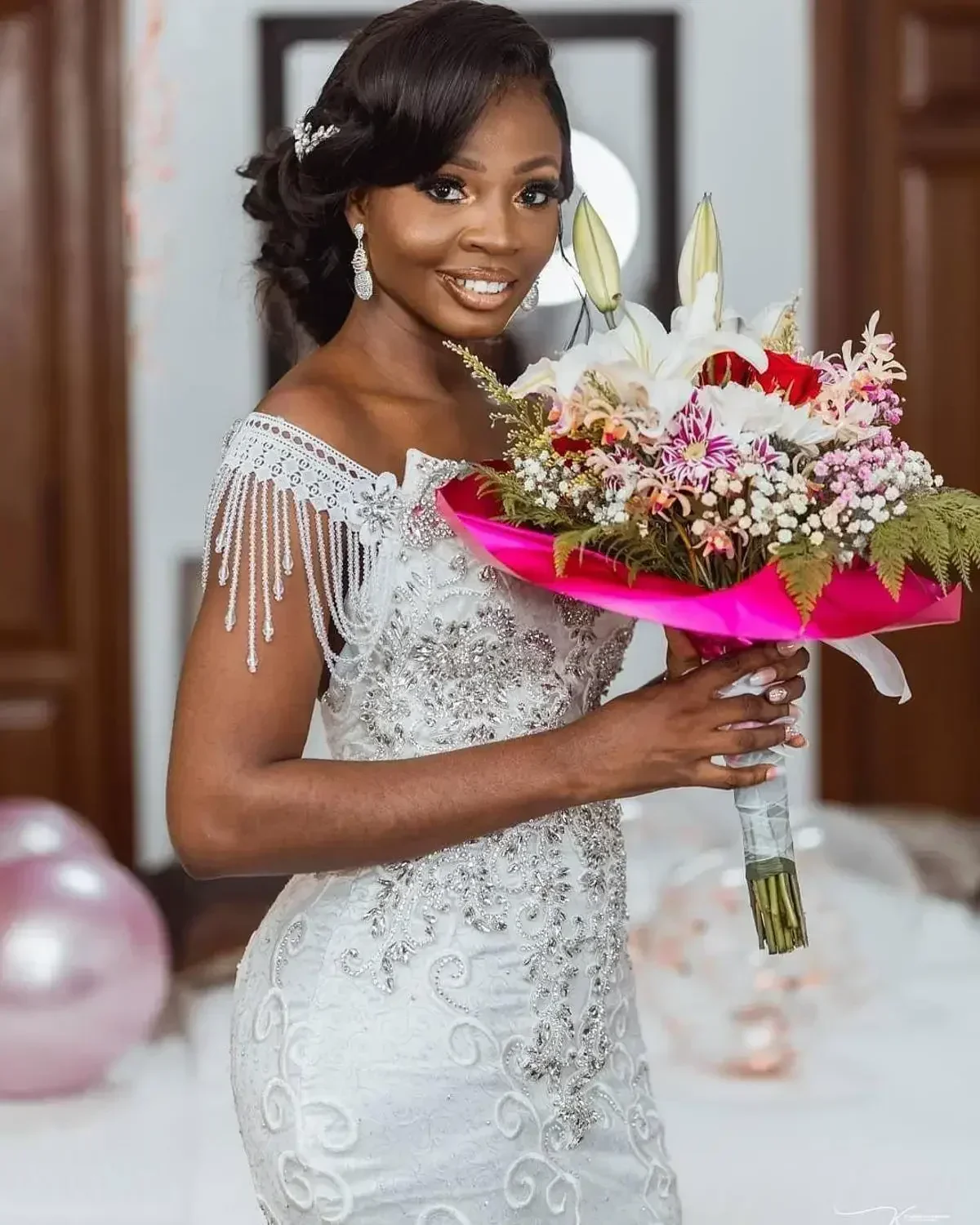 Maßgeschneiderte luxuriöse Kristallperlenbesetzte arabische Dubai-Hochzeitskleider, schulterfrei, mit Quasten, Meerjungfrauen-Brautkleid, lange Spitzenroben D