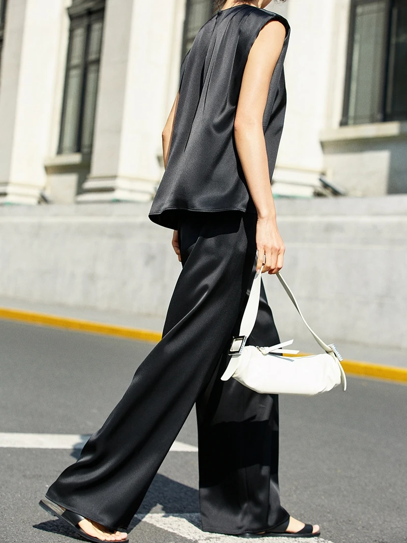 

Комплект FANNIU: летний топ из ацетатного сатина с наплечниками и брюки прямого кроя на резинке – модный повседневный комплект...