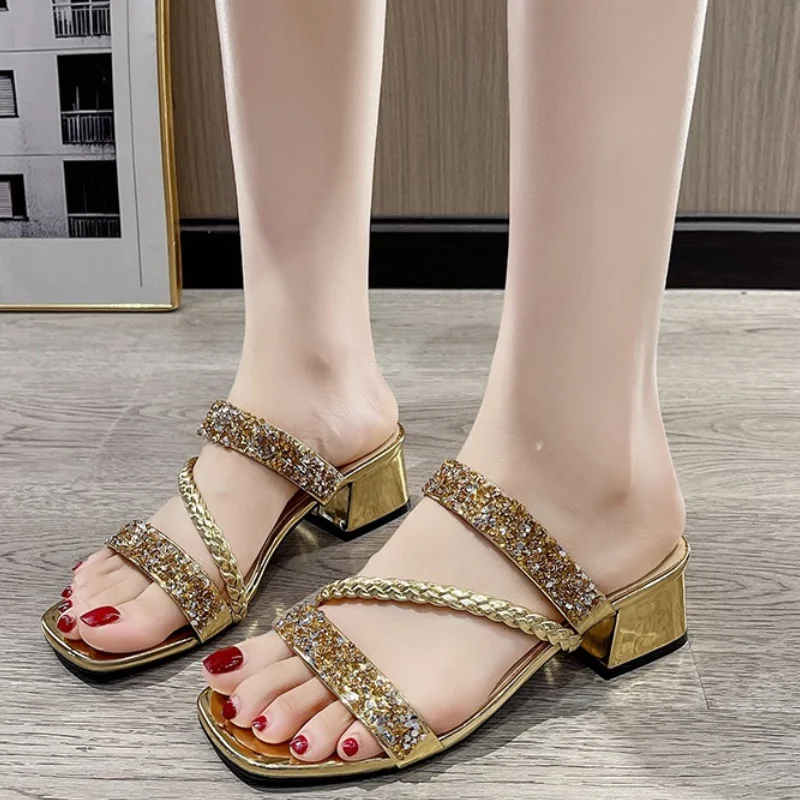 

Женские шлепанцы с блестками и жемчугом, стразами, шлепанцы на металлическом каблуке с кристаллами, лето 2024, полые тапочки с открытым носком, золото, серебро