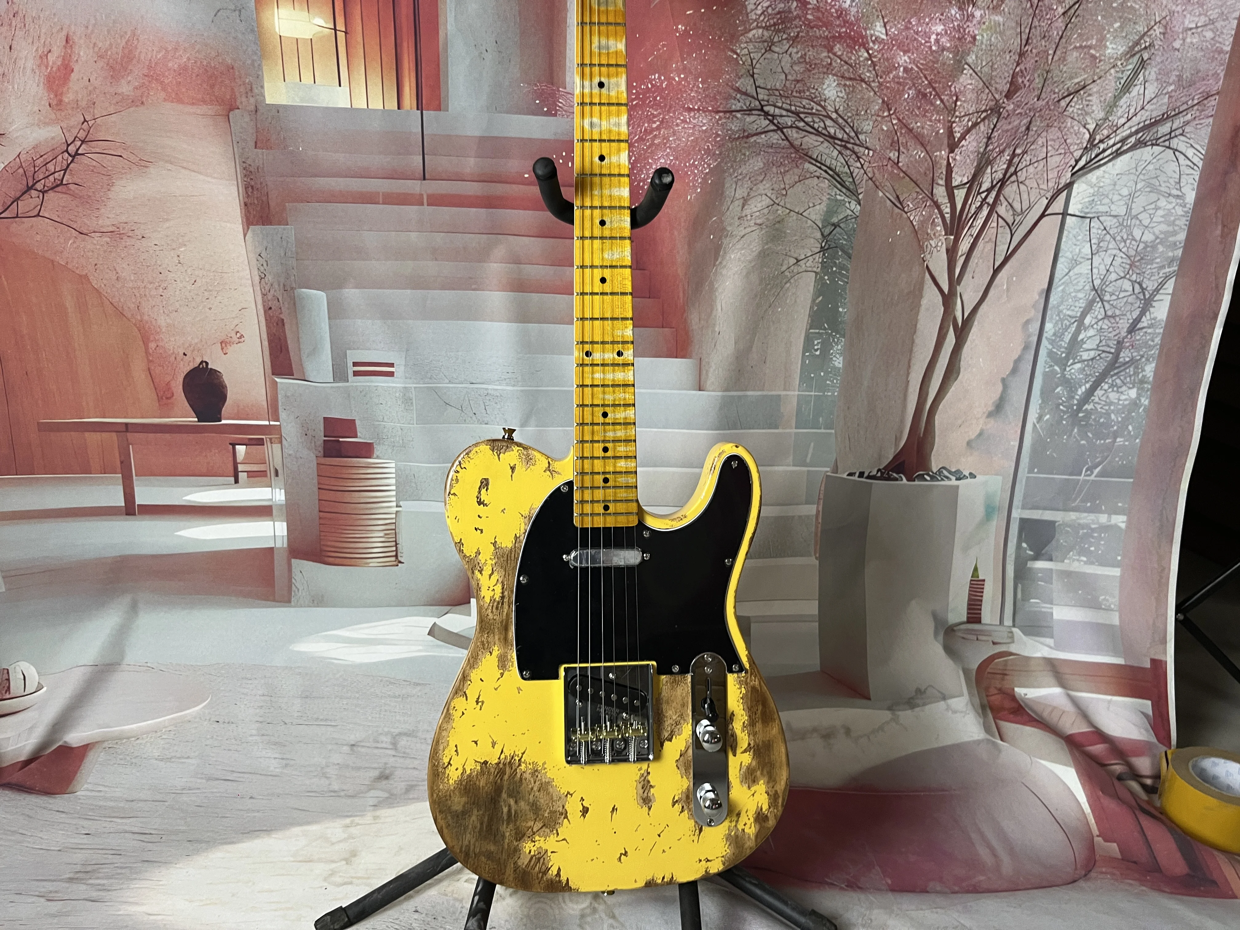 handed relics Yellow electric guitar Alder body maple fingerboard Physical shooting quality guaranteed fast delivery