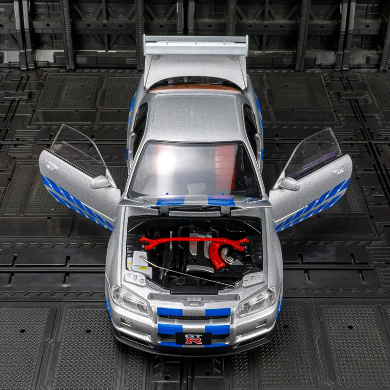 1:18 Nissan GT-R34 SKYLINE coche en miniatura de aleación súper coche deportivo acústico-óptico dirección extraíble puerta de juguete para niños se puede abrir