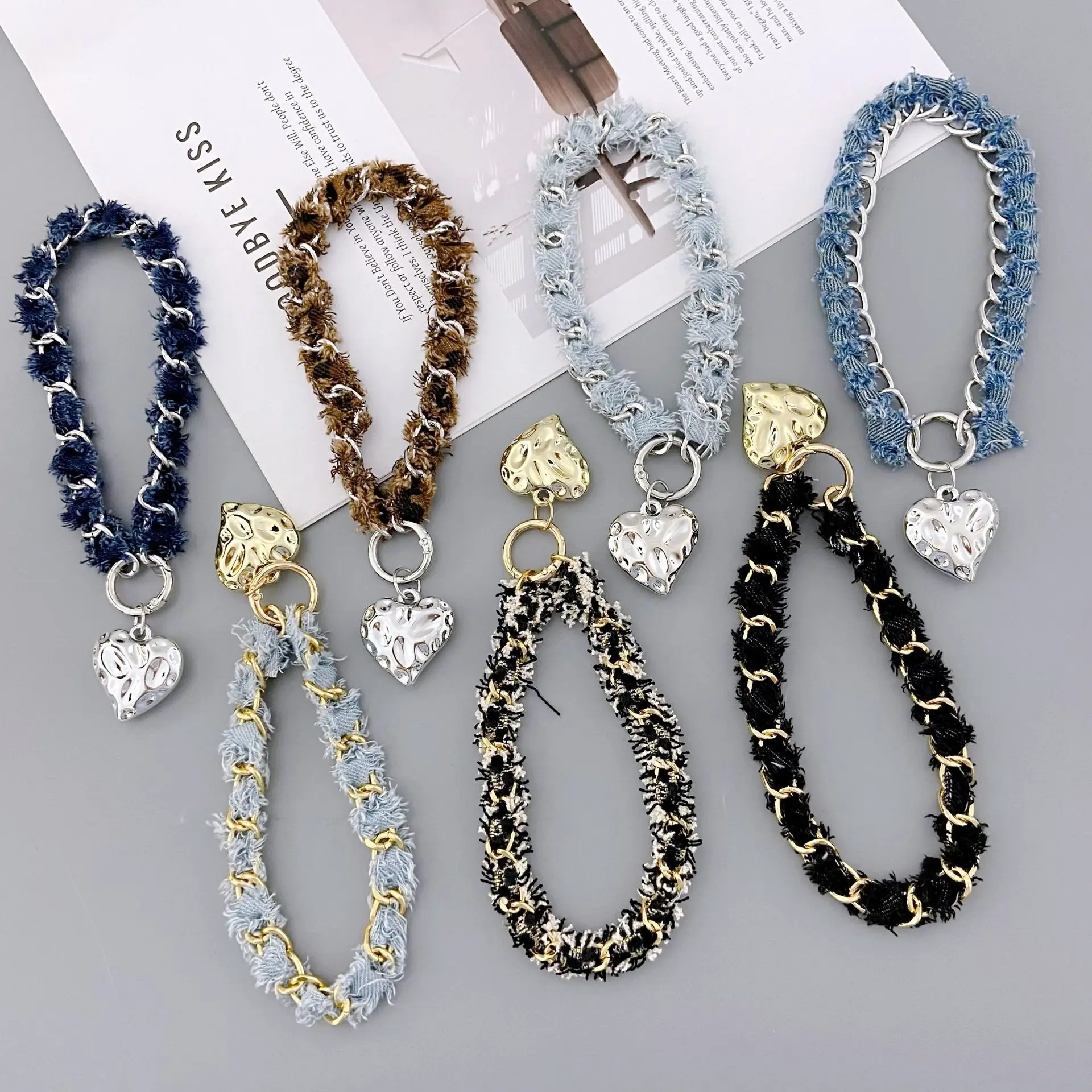 Llavero de moda para mujer con correa de mezclilla para teléfono, accesorio de moda y tendencia para mujer