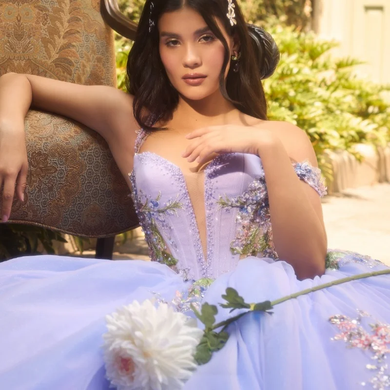 فستان Quinceanera أرجواني لافندر مكشوف الكتفين على شكل زهرة كريستال ملصق طويل بفيونكة فيستدوس دي 15 Quinceanera ﻿ تخصيص