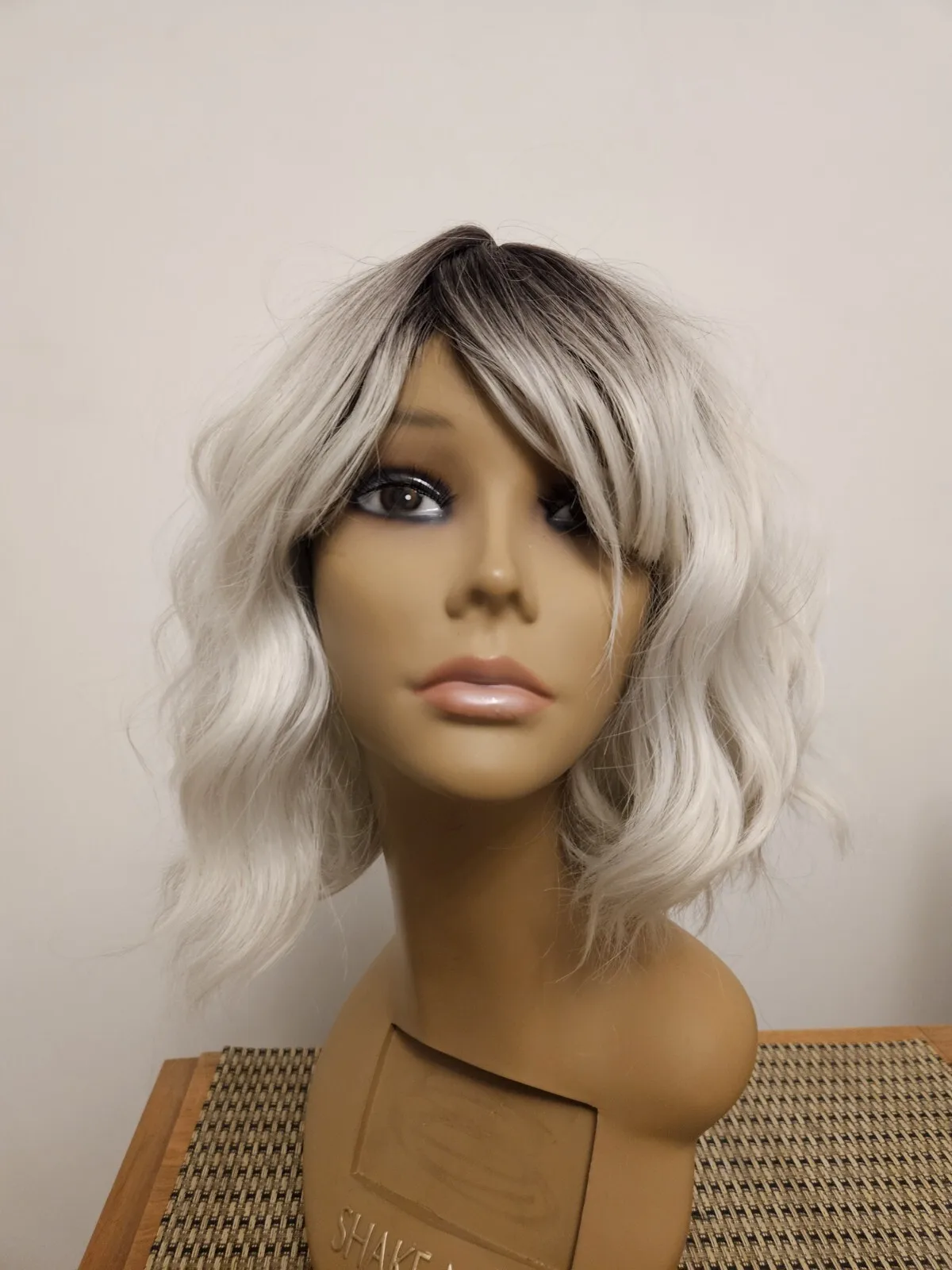 

NEW OMBRE VANILLA ASH BLONDE GRAY SHORT WAVY BANGS WIG