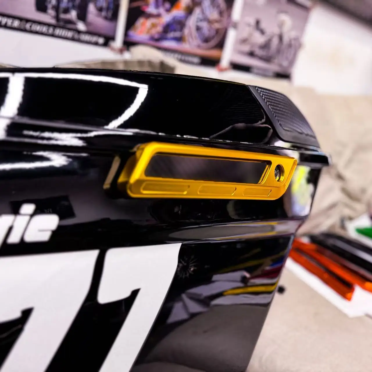 Moto Colorato di Alluminio di CNC T6061 Bisaccia Cerniera Coperture di Chiusura e Riflettore In Fibra di Carbonio per Road King Special FLHRXS 2017-2024