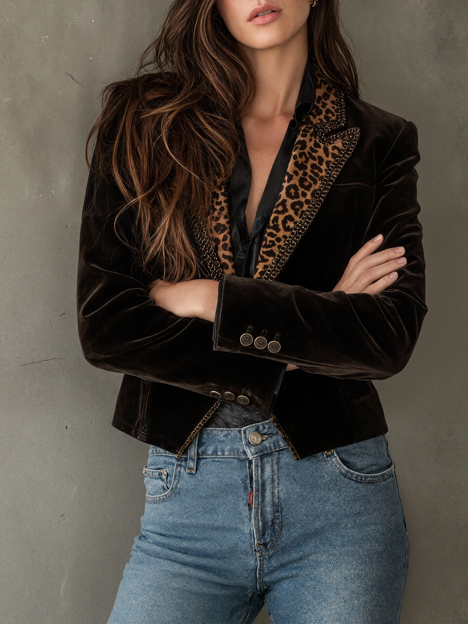 Kurtka w panterkę damska, krótki płaszczyk z aksamitu, kołnierz z klapami, dopasowany krój, zapinana na jeden guzik, elegancka w stylu vintage, idealna dla bizneswoman, moda jesienna 2025