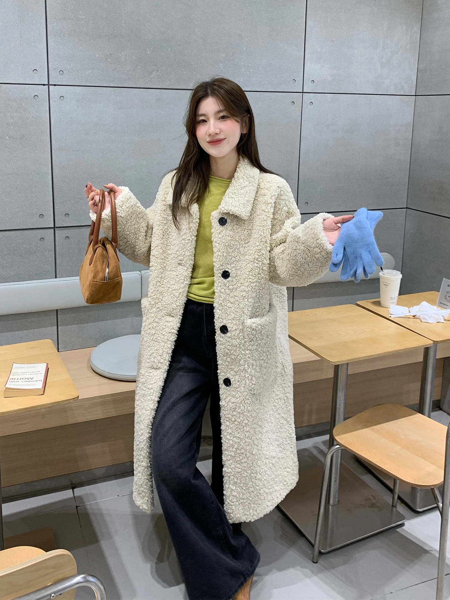 Zimowy długi płaszcz z futra jagnięcego dla kobiet, czarny, wyszczuplający płaszcz z futra, ekologiczne futro z jagnięcej skóry.