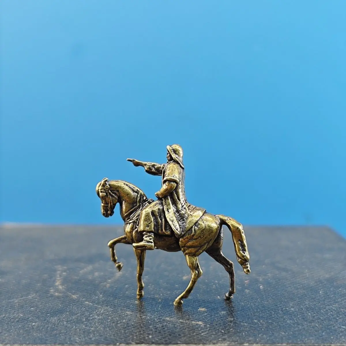 Bronze Ancient-style Landscape Figurine of Genghis Khan, The Great Hero of The Generation, Featuring A Rockery Fish Tank and Car