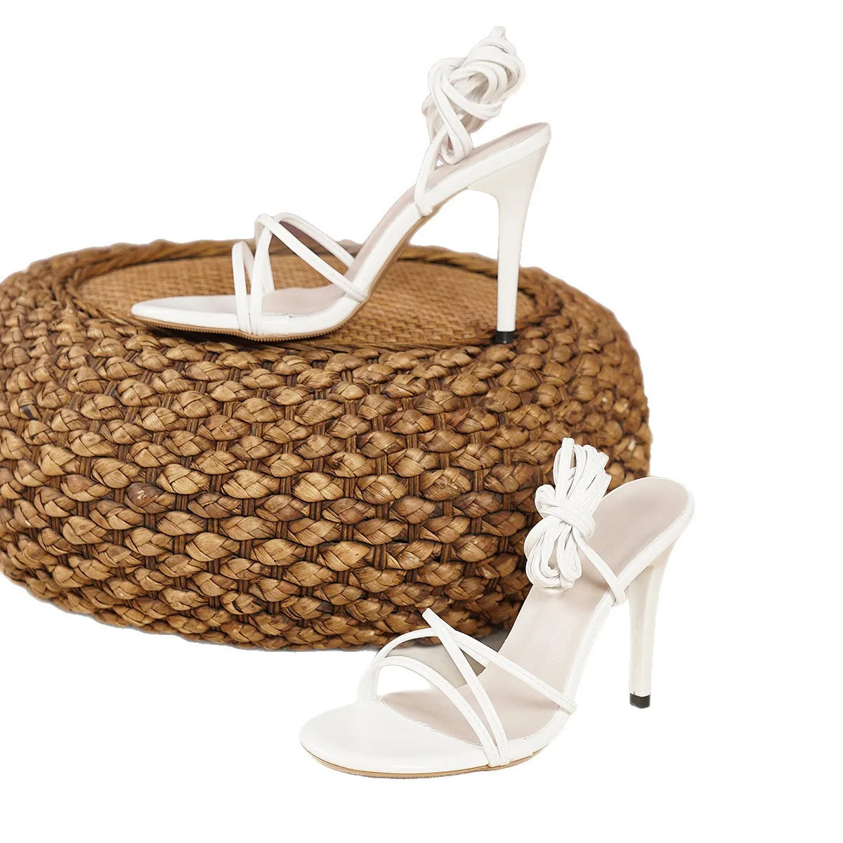 รองเท้าส้นสูงไซส์ใหญ่สำหรับผู้หญิง ฤดูร้อน แบบใหม่ หัวกลม ส้นเรียว สายไขว้ สไตล์ยุโรปอเมริกา ยอดนิยม เซ็กซี่