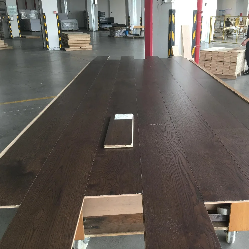 Versión personalizada del piso de roble multicapa cepillado de alta calidad.