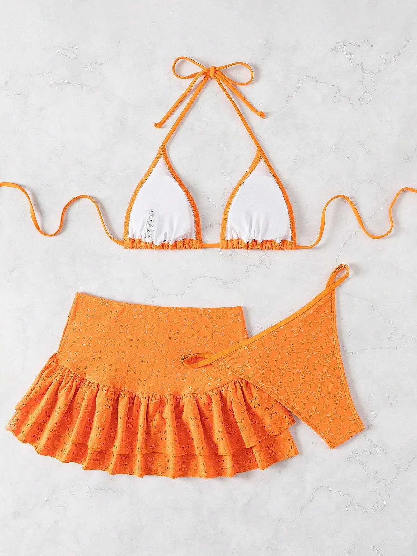 

Яркий оранжевый треугольный бикини-халтер с юбкой-накидкой с рюшами и вырезами для летнего пляжного отдыха